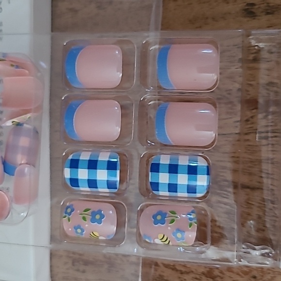 2/$16 Plaid & Flowers Press On Nails - Picture 8 of 10